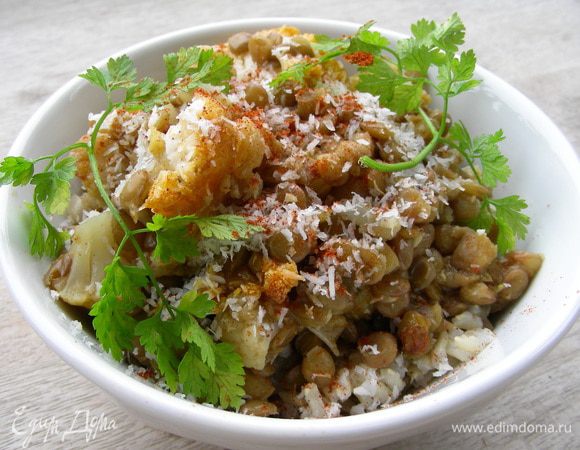 Раскладываем блюдо по тарелкам и подаем, украсив кинзой и посыпав кокосовой стружкой. Как вариант подачи - с отварным рисом, лепешками наан и манговым чатни, совсем по-индийски. Приятного аппетита))