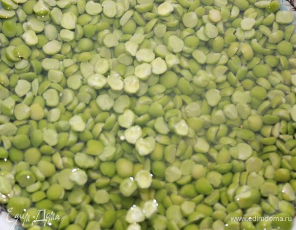 Горох замочить на ночь. Сварить мясной бульон. Набухший после замачивания горох положить в бульон и варить полтора часа.