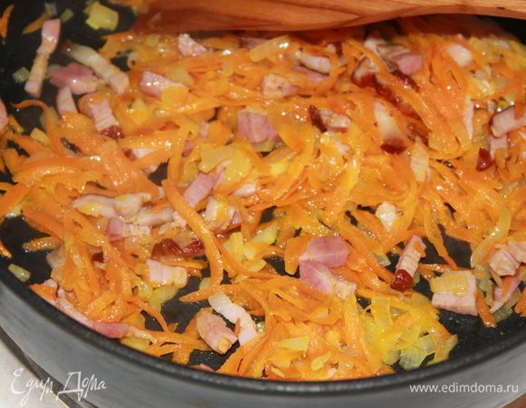 Грудинку нарезать тонкими полосками. Почистить лук и морковь, нарезать мелкими кубиками, слегка обжарить на масле вместе с грудинкой. Добавить в суп. Картофель нарезать кубиками, положить в суп и варить 15 минут до готовности. В конце варки посолить суп по вкусу.