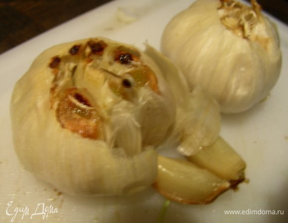 Сначала запечем чеснок. Срезаем у него верхушку, выкладываем в фольгу или любую формочку, слегка взбрызгиваем его маслом и отправляем в духовку 200 гр на час. Затем его остужаем, достаем из зубчиков содержимое и вилкой превращаем в пасту.(У меня на фото 2 головки чеснока, но это очень много на мой взгляд. Вполне достаточно одной.) 
