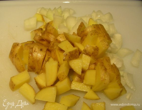 Лук мелко режем и обжариваем на смеси растительного и сливочного масел. Я картофель взяла сырой, мелко его порезала и обжарила вместе с луком.