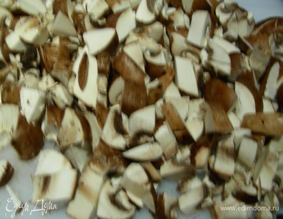 Если Вы используете сушеные грибы, то их нужно предварительно замочить минут 30 в горячей воде. Грибы режем довольно мелко. Добавляем их в кастрюлю. А также добавляем петрушку, тимьян и мелкопорезанный лук-порей. Накрываем крышкой и готовим, помешивая, минут 5. После этого открываем крышку и готовим еще минут 5 до испарения жидкости.

