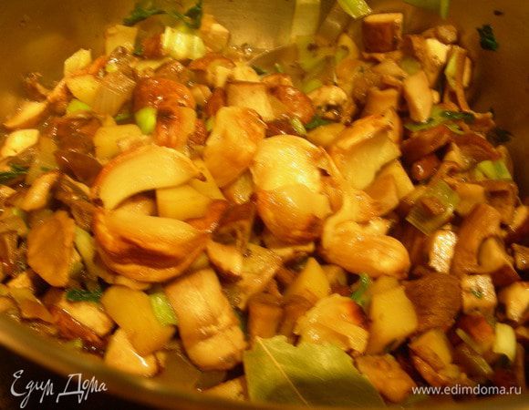 Добавляем чесночную пасту, картофель (если у Вас был вареный), бульон, белое вино, лавровый лист. Солим, перчим по вкусу. Готовим 10 минут.