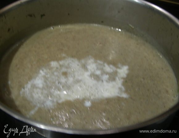 Добавляем сливки, доводим до кипения и снимаем с огня. Убираем лавровый лист и превращаем суп в пюре. При желании его можно протереть через сито. Если суп получается слишком густой, то можно добавить немного бульона или сливок. 
