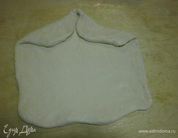 Можно повторить процесс и вымесить тесто ещё раз. Можно приступать к формовке батона. Разделить тесто на две части и раскатать толщиной 2,5 см. Можно сразу закрутить в рулет . Я предлагаю вам способ, которым я пользуюсь уже несколько лет при формировании батонов. два противоположных угла завернуть по направлению к середине...