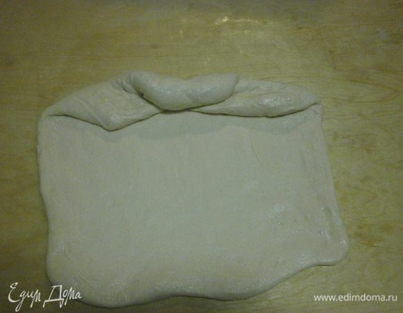 Затем острый угол начинаем закручивать по напрвлению к центру. Таким способом формовки получаем батон немного приподнятый в центре и пониже к краям. Готовые батоны выкладываем на лист, застеленый бумагой и присыпаный мукой слегка. Накрыть чистым полотенцем и дать подойти 15 минут.