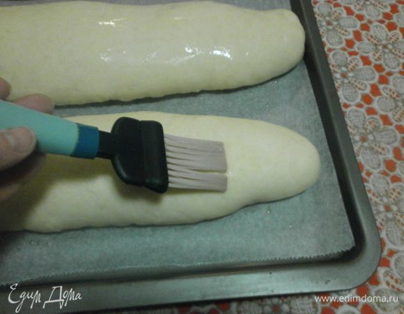 Развести воду с солью и смазать поверхность батонов.