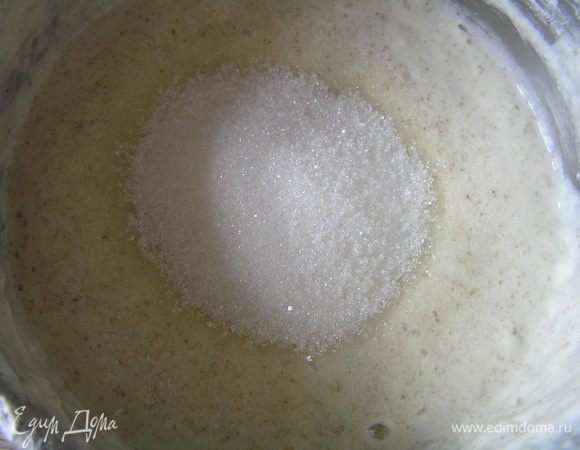 "Оживить" закваску и приготовить опару по рецепту http://www.edimdoma.ru/retsepty/33336-vanilnye-ruletiki-na-hmelevoy-zakvaske до 10 шага включительно. Затем к опаре добавить сахар, соль, ванилин, 