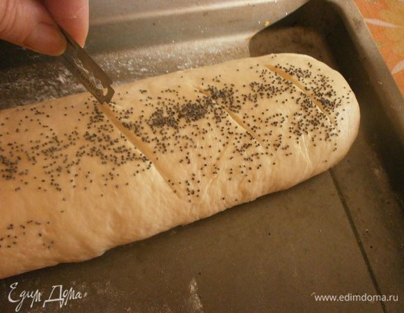 Посыпать маком, сделать острым ножом или лезвием характерные надрезы. Духовку нагреть до максимальной  температуры 250 градусов.Сбрызнуть из пульвилезатора стенки духовки и поместить батоны на нижний уровень. Выпекать 20 минут. Затем уменьшить температуру  до 200 градусов, переместить протвинь с батонами на средний уровень и выпекать ещё 25 минут до золотистой корочки. Оставить остывать на решетке. Приятного аппетита!