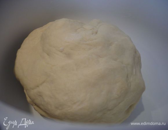 Готовим тесто. Для этого крошим дрожжи и распускаем их в смешанных с водой теплых сливках, добавляем мед. Смешиваем с мукой до однородности. Емкость, в которой будет стоять тесто, тонко смазываем маслом и ставим в теплое место на 1 час (у Антона Павловича на целых 3 часа), не доконца прикрыв посуду полотенцем.