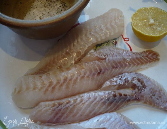 Маринуем рыбу. Хорошо смазываем ее солью и перцем, сбрызгиваем соком половинки лимона. Ставим в холодильник.