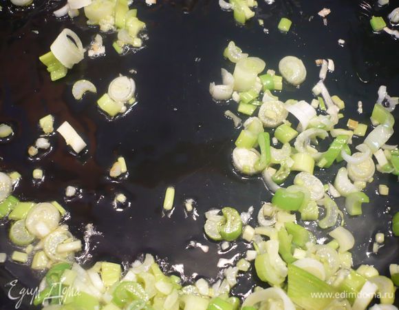 Лук обжариваем в масле, снимаем со сковороды. 