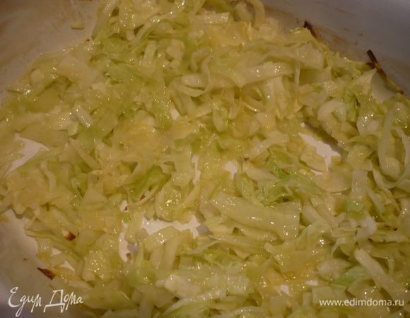 Капусту достаем. Перемешиваем ее с томатной пастой (в оригинальном рецепте кладется примерно 2 ст.л. пассированных томатов, но я решила взять томатную пасту, она не перемешалась до однородности с капустой, но мне это и было нужно, для цвета). Смешиваем начинку с луком. Духовку разогреваем до 180 градусов.