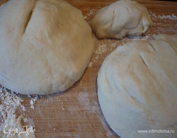 Разделяем наше тесто на три неравные части, большую, поменьше и совсем маленькую (для украшения, ну, это по желанию, конечно). Раскатываем в лепешки.