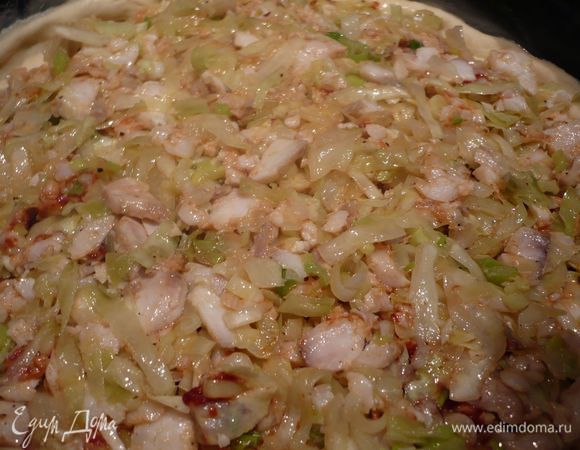 Выстилаем нашу смазанную сливочным маслом форму лепешкой побольше, кладем начинку, закрываем лепешкой поменьше. Из маленькой лепешки можно формочками вырезать фигурки и выложить их сверху. Смазываем желтком.