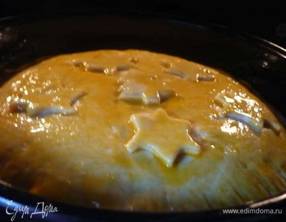 Ставим в духовку. Выпекаем минут 20 – 25 до готовности, потом можно оставить пирог на минут 15 в выключенной духовке «доходить».