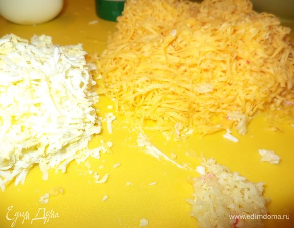 натереть сыр,яйцо,чеснок на средней терке,из чеснока обязательно выньте серединку!