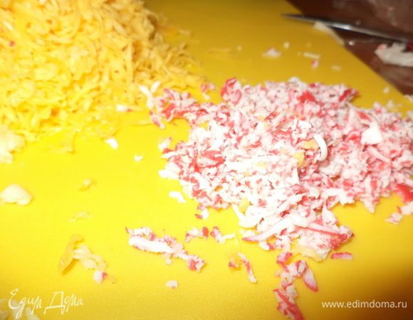 с крабовых палочек  натереть красное покрытие по возможности