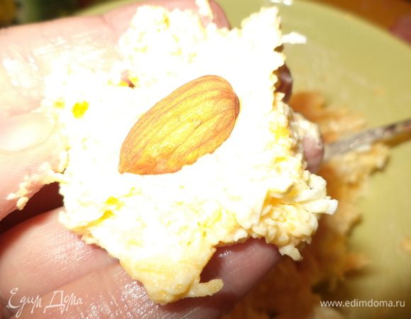 взять ложечку салата и положить внутрь миндаль,скрутить шарик