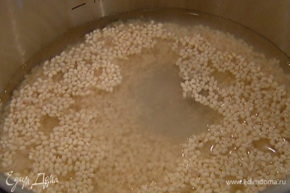 Рис залить кипятком, поварить пару минут, затем воду слить (рис не промывать!).