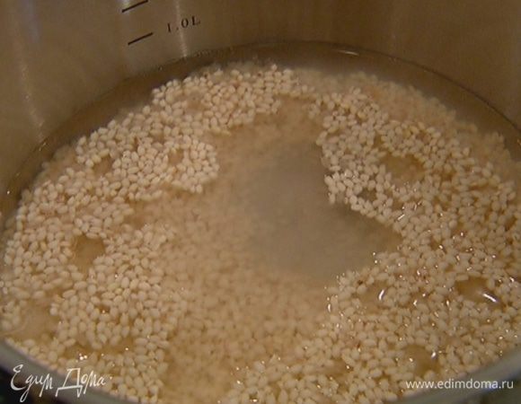 Рис залить кипятком, поварить пару минут, затем воду слить (рис не промывать!).