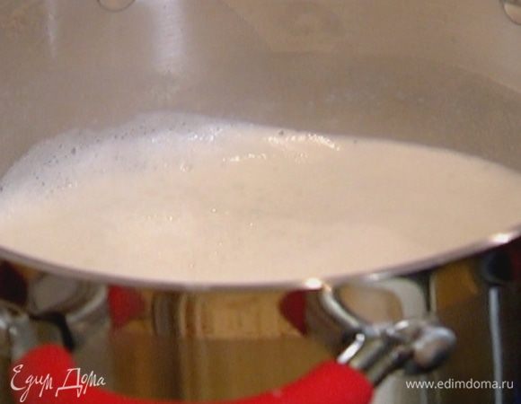 Залить рис горячим молоком и варить 12–15 минут на умеренном огне до готовности риса, в конце посолить.