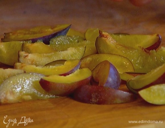 Сливы, удалив косточки, порезать дольками.