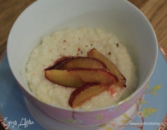 Кашу посыпать мускатным орехом и подавать с карамелизированными сливами.