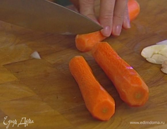 Морковь, имбирь и апельсин почистить.