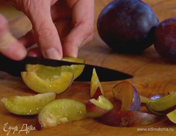 Сливы, удалив косточки, разрезать на несколько частей.