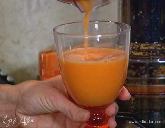 Выжать из овощей и фруктов сок.