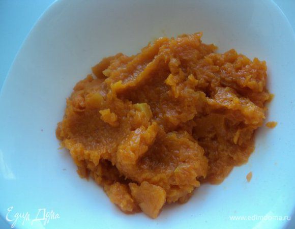 Заранее приготовить тыквенное пюре. Тыкву (250 г) порезать на кусочки, сложить в керамический горшочек и запечь в микроволновке, или испечь в духовке. Охладить и измельчить в блендере.