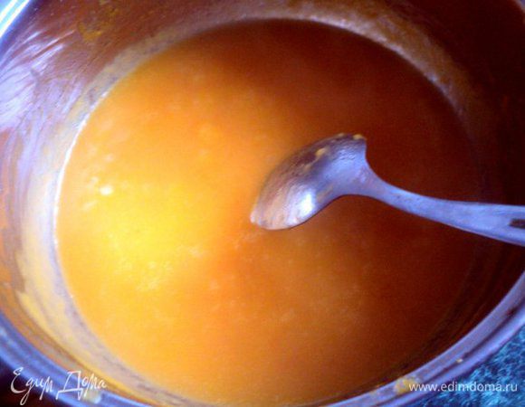 В кастрюле смешать воду, 3 ст. ложки тыквенного пюре, соль, сахар, 50 г масла и довести до кипения.                                                                                                       