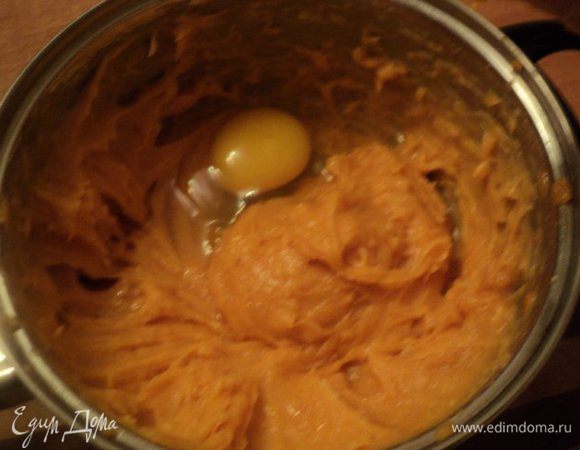 Снять кастрюлю с огня, добавить муку, хорошо перемешать, вернуть кастрюлю на огонь. Прогревать,  постоянно помешивая, пока тесто не скатается в ком.
Слегка охладить тесто, затем по одному добавить яйца, размешивая миксером,
