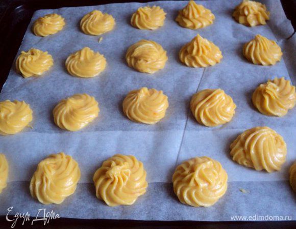 Противень застелить бумагой для выпечки и отсадить на него тесто при помощи кулинарного мешка или просто ложкой.