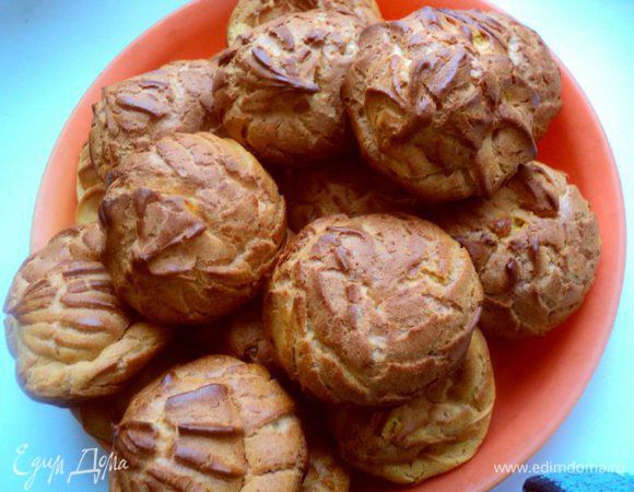 Выпекать при температуре 200 градусов 15 мин., затем температуру снизить до 170 градусов и печь еще 10 мин. Первые 20 мин. духовку не открывать.