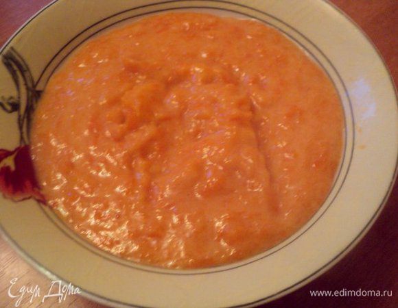 Для крема смешать в сотейнике оставшееся тыквенное пюре, лимонный сок, сахар, крахмал, яйцо, ванильный сахар, корицу, перемешать. Прогреть на небольшом огне при постоянном помешивании до загустения  ( не кипятить!). Переложить заварной крем в миску, накрыть пищевой пленкой и охладить. 