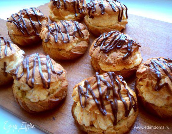 Готовые эклеры надрезать сбоку и наполнить тыквенным масляным кремом. Сверху украсить растопленным черным шоколадом. 