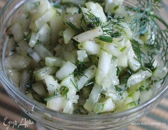 Итак, свежие огурцы режем мелким брусочком (я кожицу снимаю). Добавляем в чашу давленный чеснок, потёртый имбирь, рубленную мелко зелень, чили и соль. Всё смешиваем и оставляем на 3 часа (или дольше) в плотно закрытой посуде при комнатной температуре. Через означенное время можно ставить огурцы уже в холодильник. Если храним огурцы несколько дней, то можно добавить рафинированное растительное масло. Можно добавить по желанию 1 ч.л. винного белого уксуса. В винегрет я добавила не всю норму, а примерно 4 огурца. Вот так они выглядят.