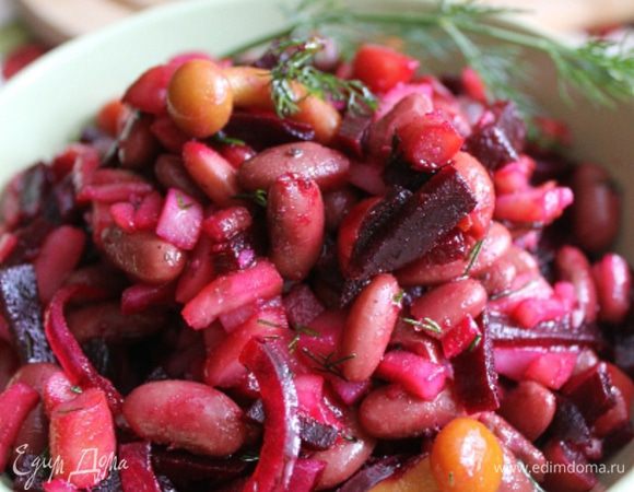 Учитывая, что огурцы острые, лук маринованный в лимонном соке и солёные грибы дают свой характерный привкус, считаю излишним использовать в заправке уксус и горчицу. Самое интересное, чем дольше стоит винегрет с такими огурцами, тем вкуснее он становится. Угощайтесь, друзья!