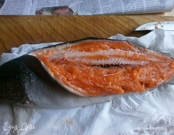 Сопровождая ножом хребтовую кость и рёбра, постепенно снимаем мясо с кости с обеих сторон