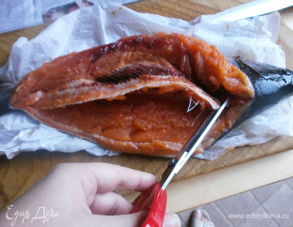 Подрезаем ножницами хребтовую кость у основания головы и хвоста