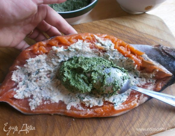 Выкладываем первый слой фарша и с помощью ложки разравниваем по стенкам внутренней части рыбы. Здесь лучшу всего выбирать самим какой будет первый слой, в зависимости от цвета мяса фаршируемой рыбы.Важно, чтобы цвета не сливались. а выгодно чередовались. Средний будет фарш со шпинатом.Его также выкладываем  и разравниваем обратной стороной ложки.