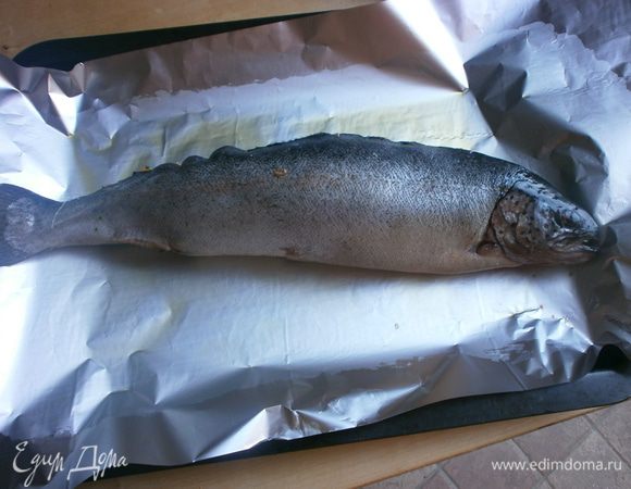 Уложить рыбу на лист фольги, предварительно смазанный оливковым маслом . Рыбу с обеих сторон посолить и посыпать тимьяном.