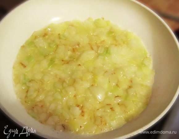 Спассеруйте на растительном масле мелко нарезанный лук.