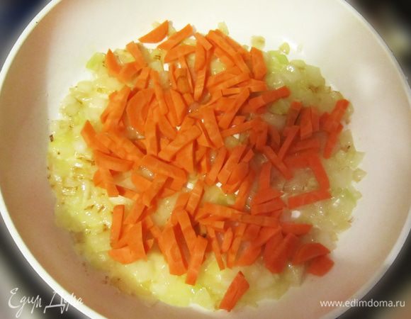 Добавьте нарезанную соломкой морковь.