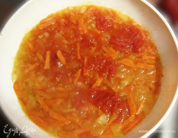 Туда же добавьте томатную пасту, немного посолите, поперчите.