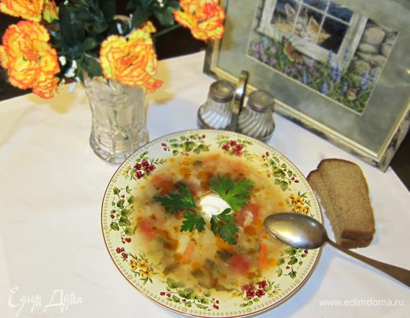 При подаче на стол в тарелку положите сметану по вкусу. Рассольник по-ленинградски готов!