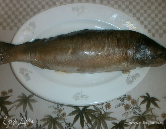 Достать готовую рыбу, дать минут 10 остыть, нарезать на порции. Очень вкусно с картофельным пюре или тушеными овощами. Приятного аппетита!