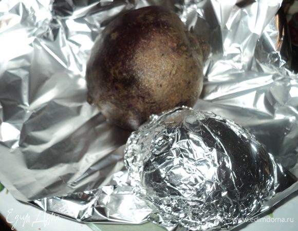 Свеклу тщательно моем,заворачиваем в фольгу и запекаем при температуре 180-200 градусов 1-1,5 часа